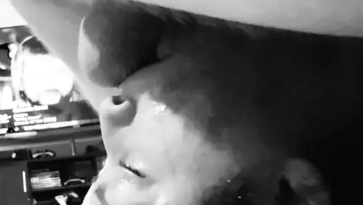 Yarağımdaki sürtüğün ağzına boşalıyor