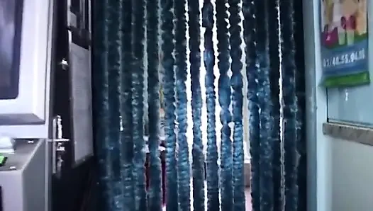 Azgın orta yaşlı seksi kadın azgın banyoda sikişmek için delikanlıyı baştan çıkarıyor