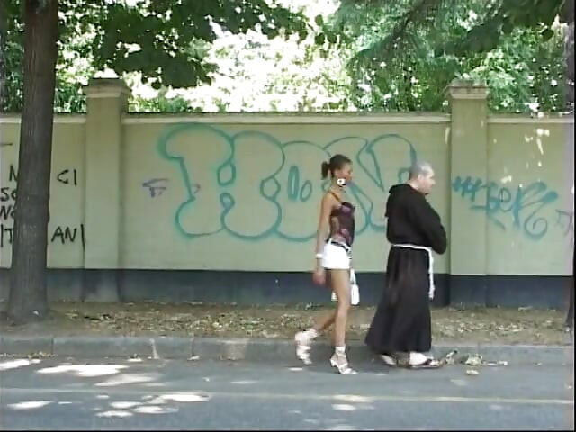 Azgın keşiş çekici zenci kızdan ahlaksız bir teklif alıyor