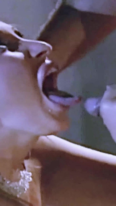 Çarpıcı sarışın orta yaşlı seksi kadın bir partide bir yabancıyla tanışıyor ve götünü açıyor