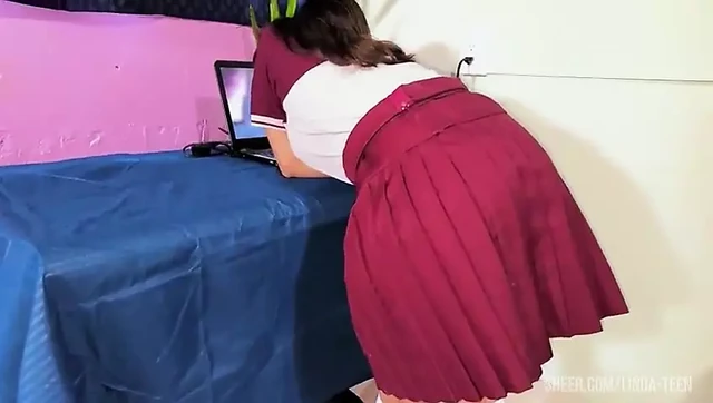 Он получает, чтобы трахать свою сводную сестру, делая домашнее задание на компьютере. Настоящее домашнее видео (полное видео)