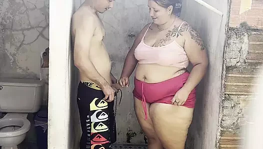 Üvey anne sevgilisini duşta sikiyor