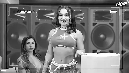 Ateşli Asyalı kız kurye için baştan çıkarıyor ve mastürbasyon yapıyor