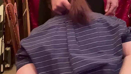 Kadın seks kölesi yarak emiyor!