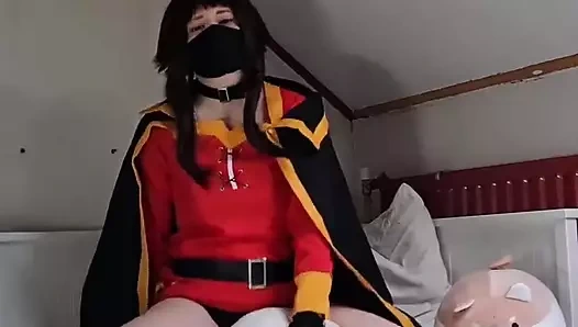 Megumin bir yastığı sikerken şenlik yapıyor