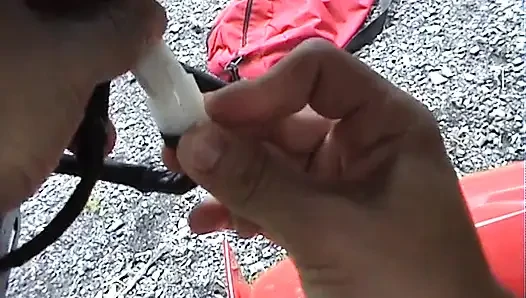 Avrupalı genç kız yol kenarında sikiliyor