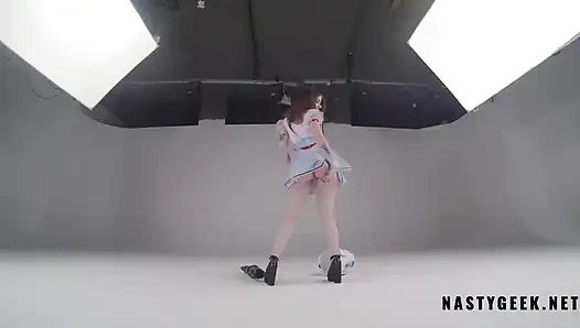 Azgın Alice harikalar diyarında striptiz yapıyor ve kamerada fışkırtıyor