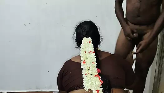 Hintli tamil ateşli ev hanımı kocasının arkadaşıyla sikişiyor ve evde aldatıyor