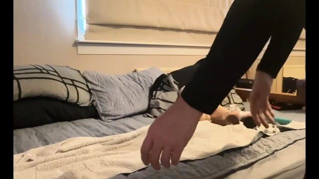 prostate_play - dildo riding, trans bebeğiyle pantyhose üzerinden biraz işeyerek oynama