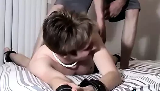 bağlı yukarı twink seviyor sahip olan onun ayakları gıdıklayan tarafından bir sapık