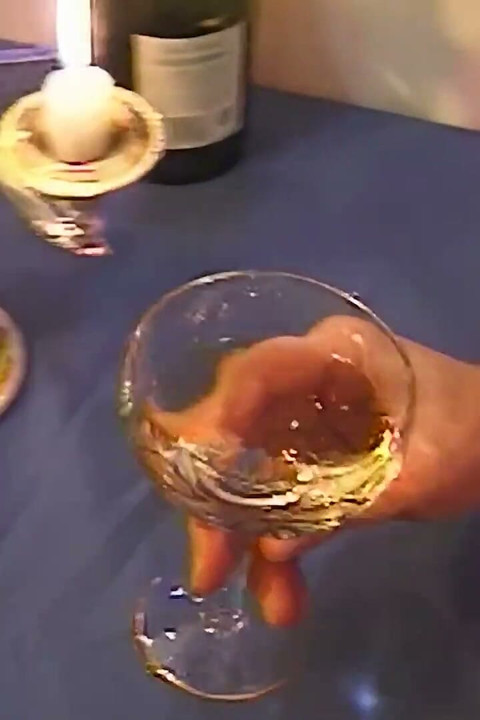 Ateşli esmer barda sert sikiliyor