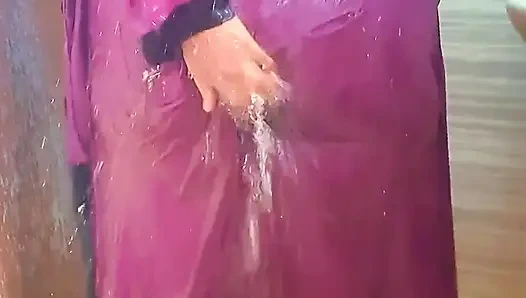 Ateşli orta yaşlı seksi kadın büyük göt ve büyük memeli Arap üvey anne banyoda duşta seks yapıyor