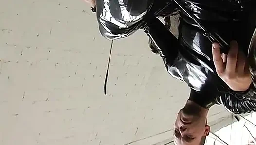 Lateks BDSM Tesliminde Bağlı Güzellik