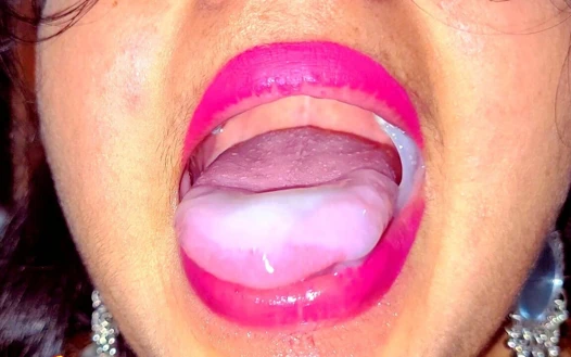 Aniden ateşli üvey kız kardeşim penisimi emdi ve döl yutuyor