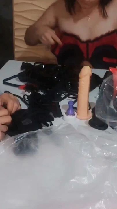 Seks dükkanı satıcısı ev hanımıyla sikişiyor, dev oyuncağı test etmek istiyor! | Klip 1