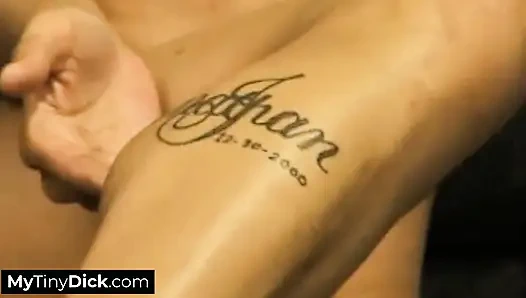 Pirsingli bir bebek yatakta tek başına kendini tatmin ediyor