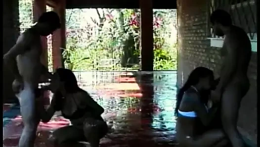 Birkaç Brezilyalı ateşli kız tozları temizlemenin tadını çıkarıyor - dörtlü seks