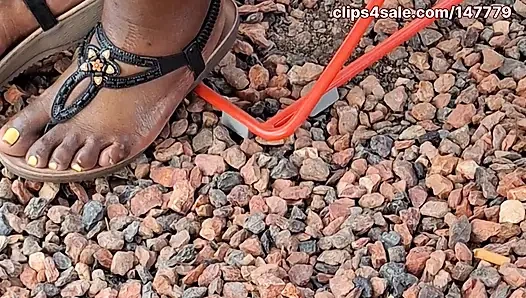 Tombul zenci uyluklar ve iri güzel kadın tombul sulu sarı ayak parmaklarıyla olgun ayaklar