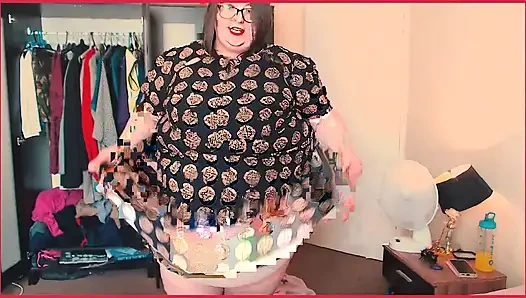 Ssbbw vücuda sığmayan kıyafetleri yırtıyor