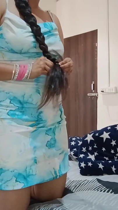 Индийская мачеха принимает большой хуй и изменяет мужу с полным грязным разговором на хинди