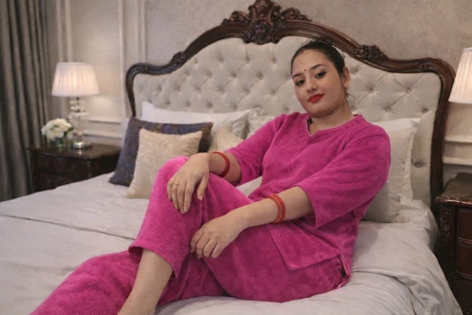 Bhabi Bahar Naha kar Nikli Padosi Ne aakar Choda