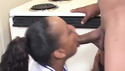 Hemşire yaramaz ve hastadan amcık yalamayı hak ediyor