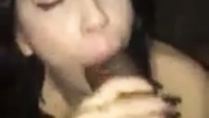 Seksi dövmeli sürtük büyük zenci yarağını emiyor