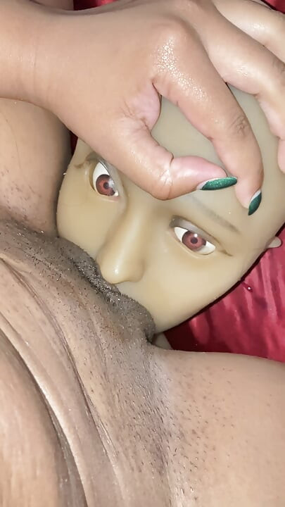 Azgın zenci orta yaşlı seksi kadın seks bebeğinin yüzüne şişman zonklayan klitorisini sürtüyor (onlyfans Thecakefreak'ta tam video)