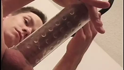 Sert genç vücutlu seksi beyaz çocuklar büyük üyeler elde etmek için horoz pompaları kullanıyor