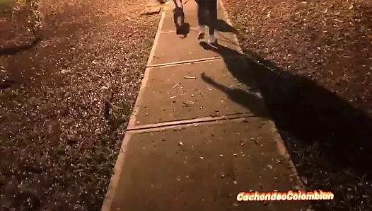 Parkta bir kızla tanışıyorum ve onu aletimle oynamaya davet ediyorum