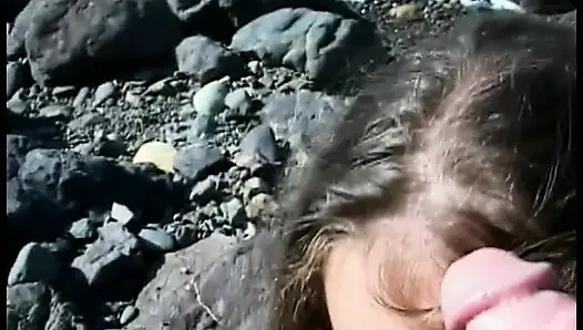Kıvırcık saçlı genç kız plajda yaşlı adamın yarağını emiyor ve sonra sikişiyor