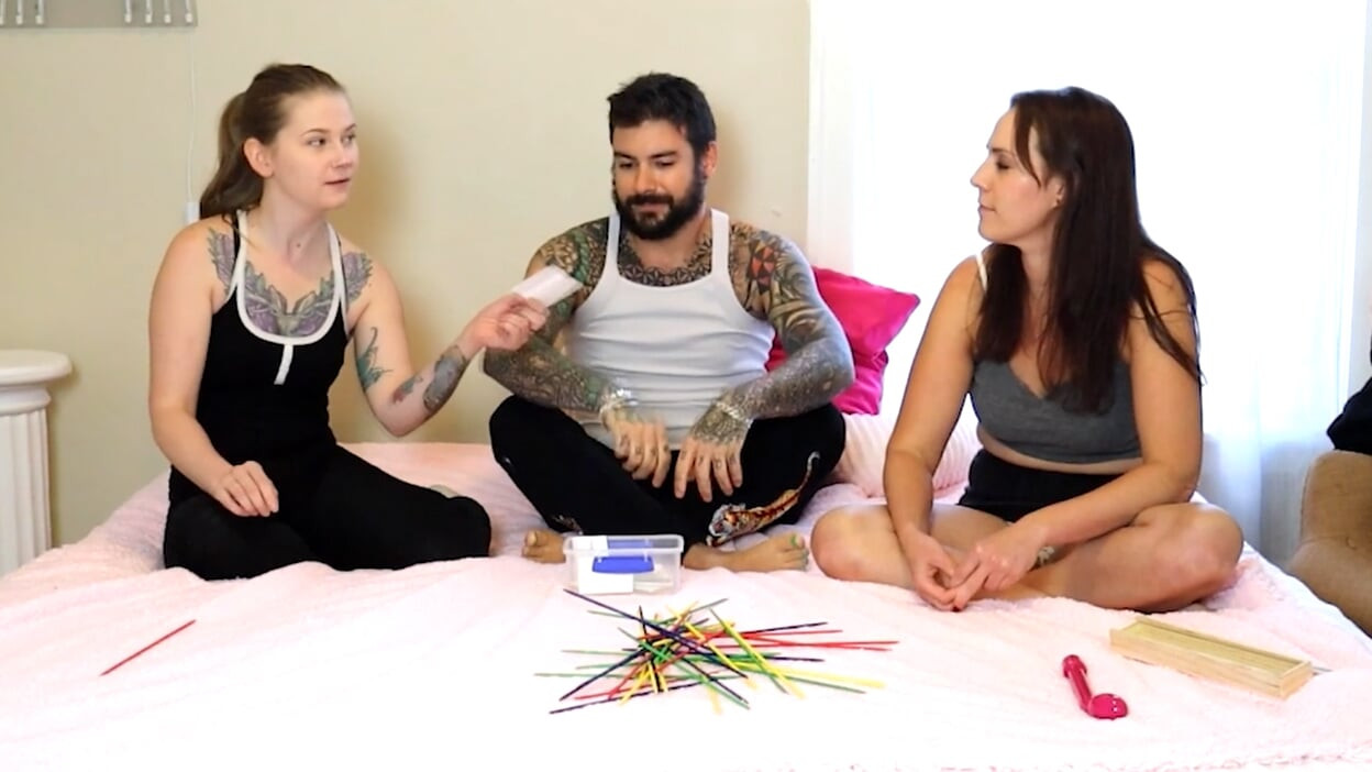 İki kız striptiz maçı kaybediyor ve şanslı adam ödülünü alıyor