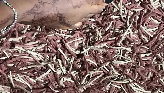 Ateşli zenci bebek ayak masajı bölümü