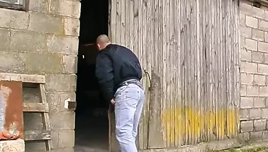 Koyu saçlı ve üç yaraklı tombul Fransız bebek iş başında