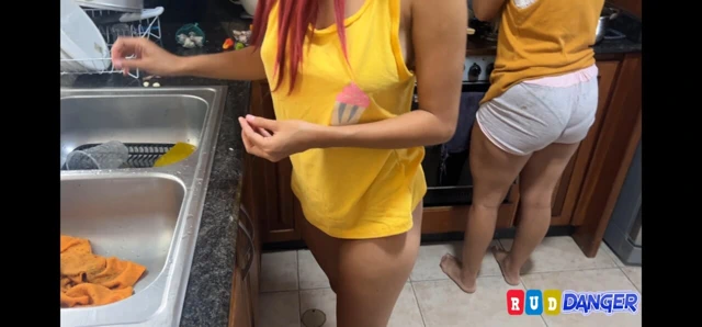 Sadakatsiz evli kadın uzaktayken en iyi arkadaşının üvey oğluyla seks yapıyor