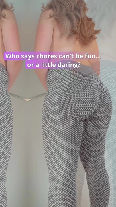 Evin hanımı temizlik yapıyor, büyük göğüsleri harika görünüyor!