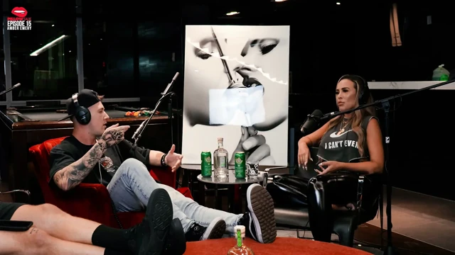 Amber Emery büyükbabanın küllerini kokluyor ve göğüslerini teşhir ediyor