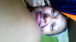 Komşunun kocasına boyun eğdirirken yakalandı.