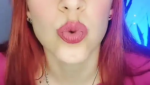 Tanır!!! Annen seni boynuzlayarak ve kısa ıslık çalarak teselli ediyor ve sana kendince sevgi veriyor!