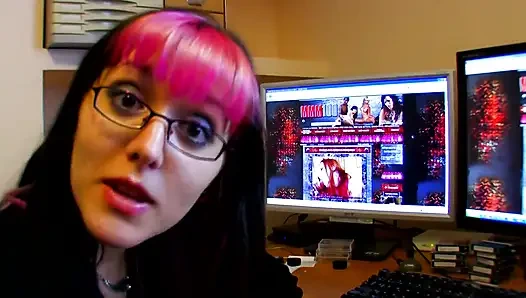 Kırmızı çoraplı ve renkli saçlı seksi kız götten sikiliyor