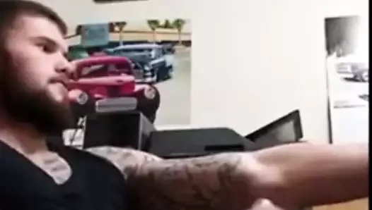 Tatted yukarı düz adam sağır onun kalın horoz