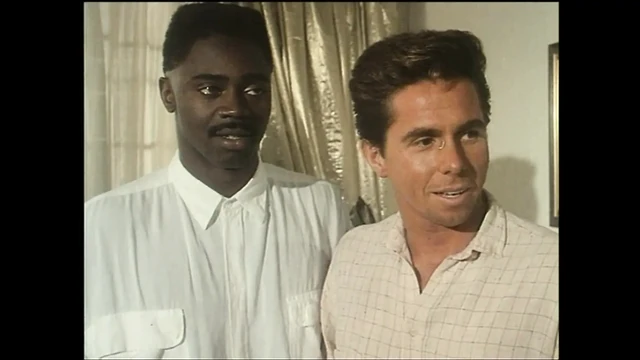 Красивую винтажную сексуальную милфу с волосатой киской трахнули в задницу и киску три чудовищных черных члена, кончающие в ее рот