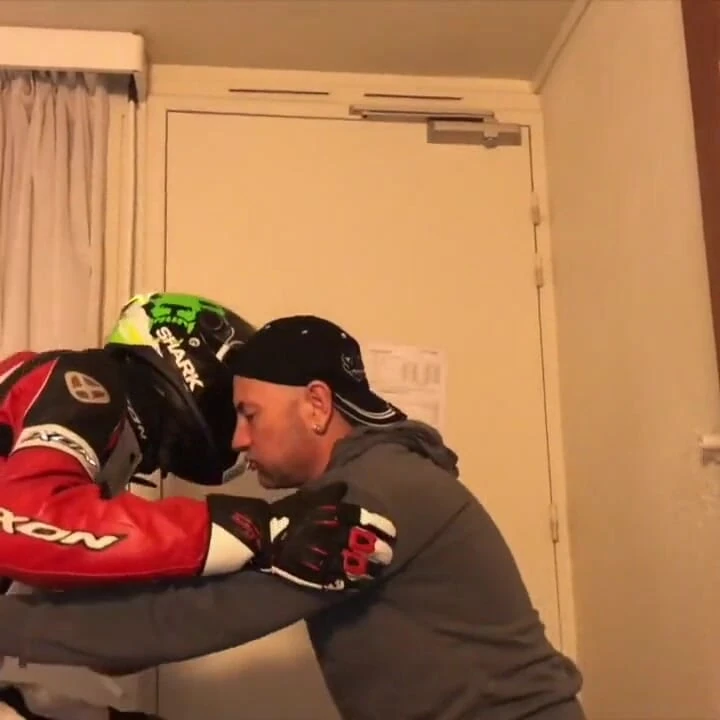 Jess ve heteroseksüel motosikletçi için inanılmaz fetiş teslimi