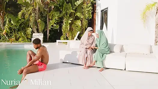 Tesettürlü üç kız havuz başında azıyor