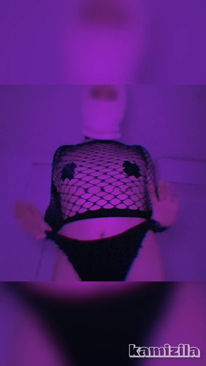 Bir femboy büyük götünü gösteriyor ve kamera için şov yapıyor