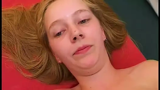 Genç sarışın ilk üçlü seks yapıyor ve sert sikişiyor