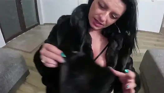 Sürtük olgun gırtlağına kadar alıyor ve siyah mantomda boşalıyor