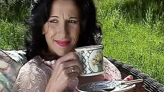 Alman bebekler açık havada sert anal seks yapıyor