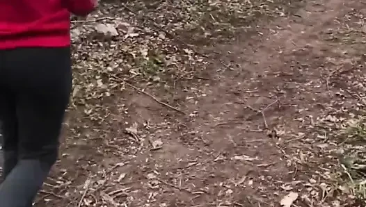Kırmızı kapüşonlu sarışın ormanda takılıyor, evde soyunuyor ve altın duş alıyor