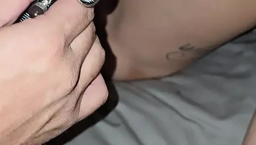 Orta yaşlı seksi kadın amını teftiş ediyor ve içine görmek için spekulum sokuyor